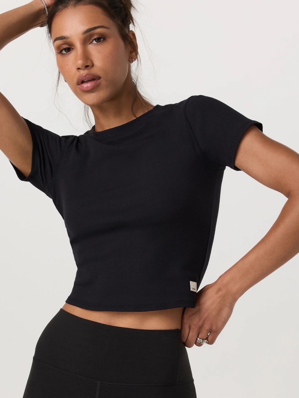 Vuori pose fitted tee women size M Black Cropped Crew Tee
